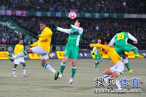  霍芬海姆定位球战术奏效，头球接力破门战胜奥格斯堡  