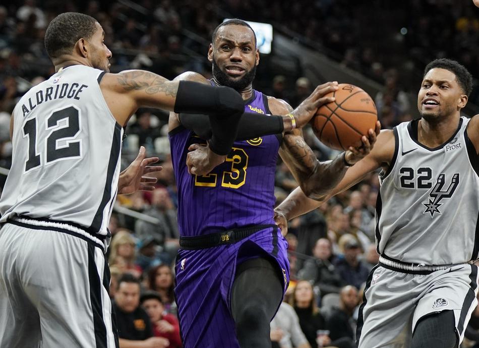  詹姆斯三双率湖人逆转，紫金军团终结连败颓势