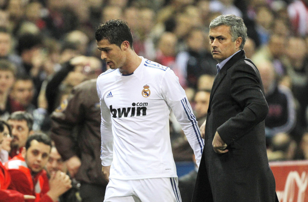  罗马锋线全面开花，穆里尼奥微笑看台间