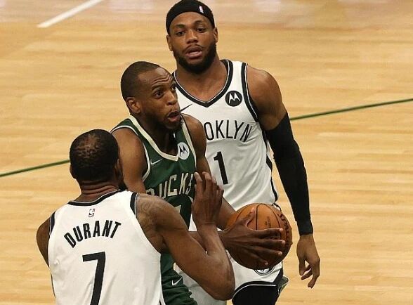  米德尔顿关键三分命中，雄鹿加时险胜篮网队