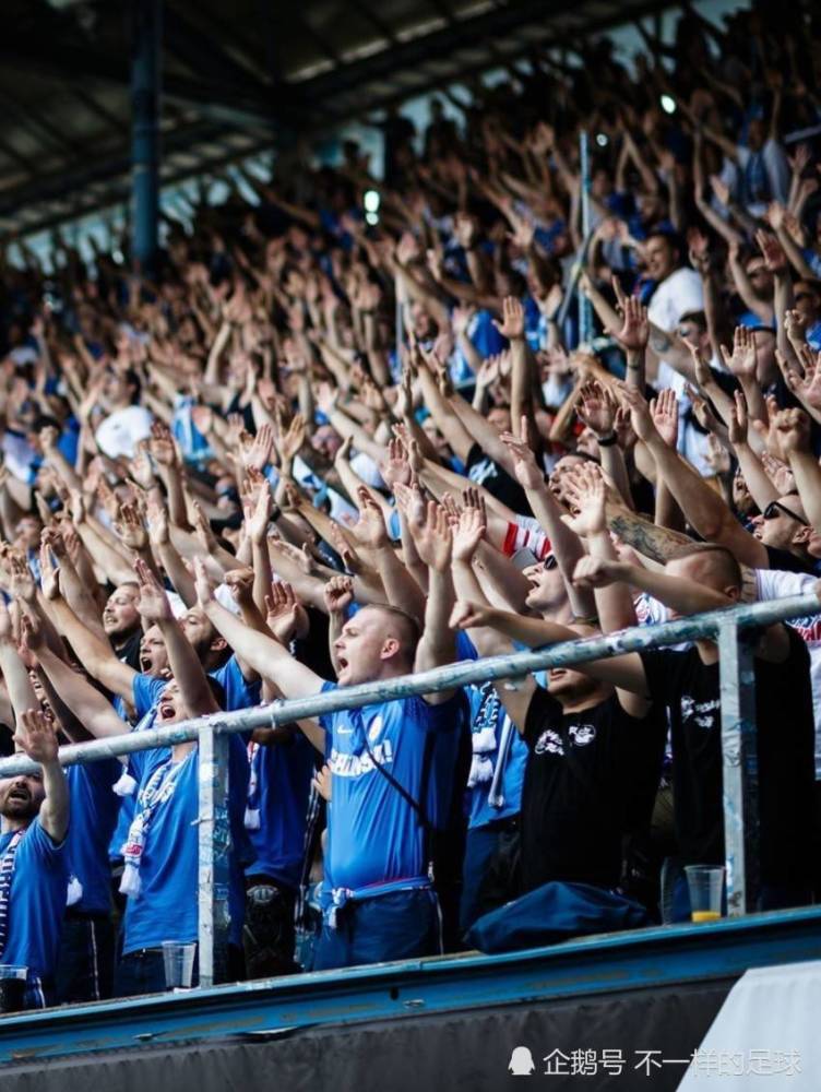  那不勒斯主场氛围火爆，球迷助威激发球队斗志