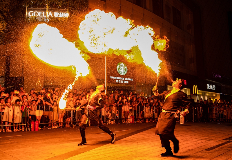  马赛德比战火星撞地球，激情碰撞点燃全场氛围